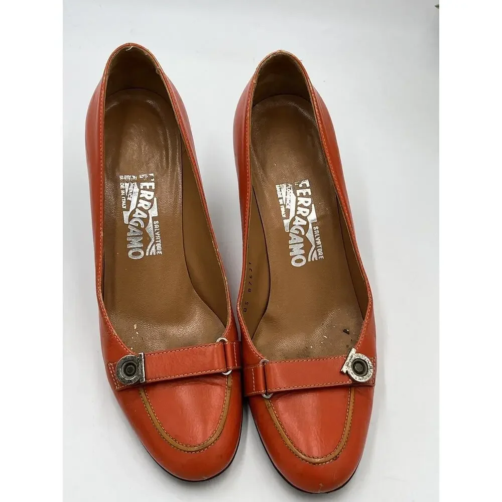 SALVATORE FERRAGAMO Orange Leather Gancini Pumps Button Metal Sz 7.5B/38‎